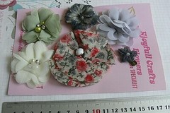 CREAM RED GREY GREEN – Organza – 6 Mixed Flowers 20-70mm Across SF2B