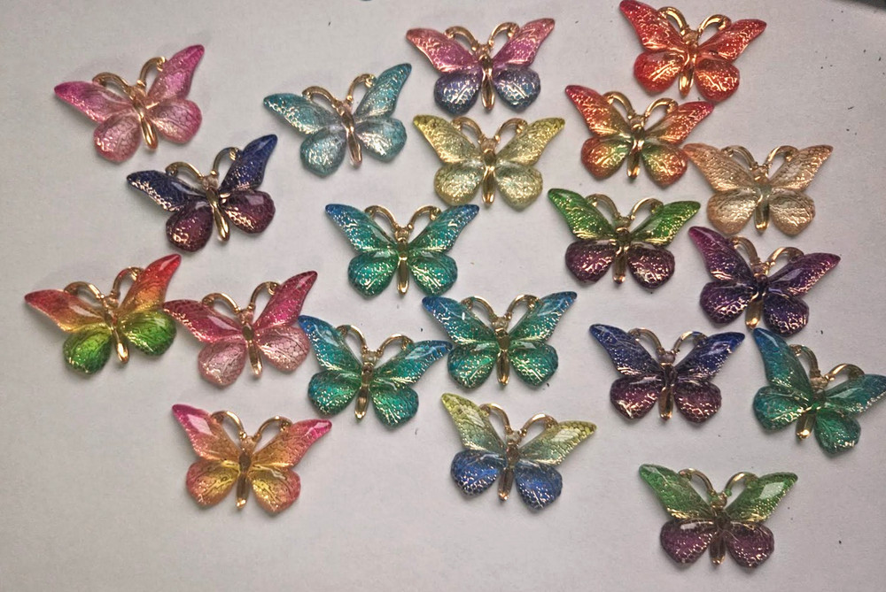CraftBuddyUS 20 pcs 1.5in x 1in Assorted Acrylic Mixed Butterflies