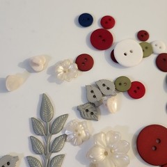 UNUSED Decorative Buttons Leaves Flowers Plaques Crafts Sewing Scrapbook