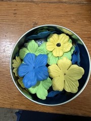Scrap’n Blooms, Blue, Green and Yellow Blossom Petals (D22J)