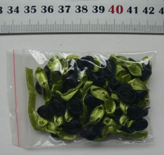 SATIN 10-12mm 20 BLACK ROSES – 23mm long Satin Green Leaves VerCpbrd
