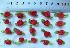 SATIN 10-12mm 20 RED ROSES – with 23mm long Satin Green Leaves p/Pk VerCpbrd