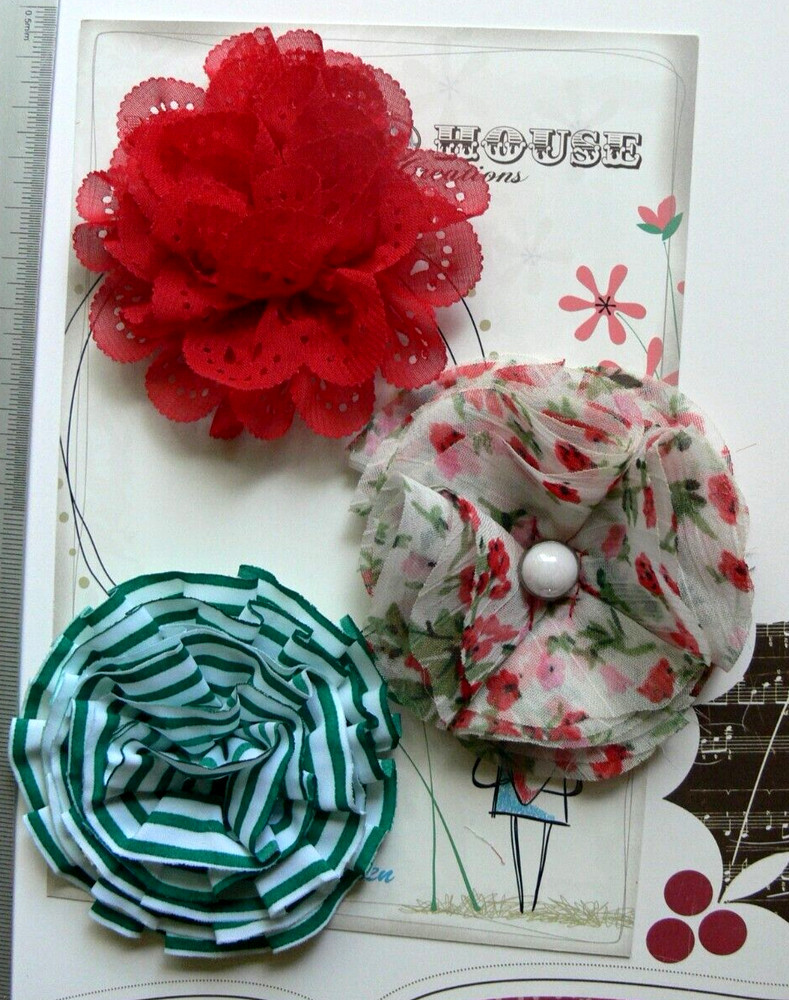 RED GREEN & WHITE Mix Fabric Lace – 3 Flowers 70-75mm Manor House MHX-Cb