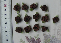 SATIN 12-15mm 13 DARK BROWN ROSES – 25mm long Satin Green Leaves VerCpbrd
