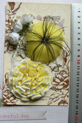 YELLOW Feather & WHITE Glitter Roses 5 Flower Pk – Fascinator 22-75mm Manor Hse