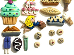 HONEY BEE +? 26 PCS FOOD CAKE & PIES CRAFT 3D FLAT BACK BUTTON EMBELLISHMENTS