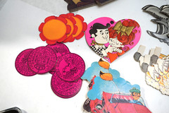 VINTAGE SCRAPBOOKING CRAFTING PAPER LARGE LOT BULLETIN BOARD ART DECORATIONS