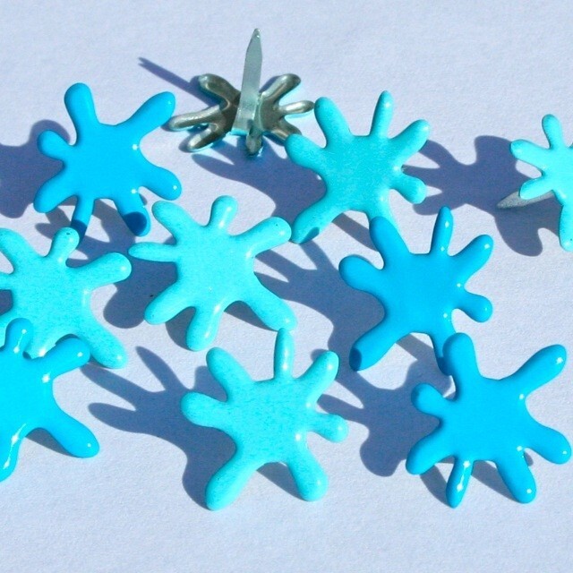 WATER SPLAT SCRAPBOOKING DECORATIVE BRADS EYELET OUTLET 8 PCS 2 COLORS