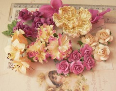 Roses Carnations Lillies ORCHID PLUM & CREAM 23 Flowers PAPER & SILK 20-60mm VA4