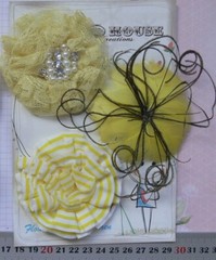 YELLOW Feather & WHITE Fabric Lace 3 Flower Pk – Fascinator 60-75mm Manor House