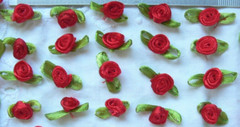 SATIN 10-12mm 20 RED ROSES – with 23mm long Satin Green Leaves p/Pk VerCpbrd
