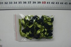 SATIN 10-12mm 20 BLACK ROSES – 23mm long Satin Green Leaves VerCpbrd