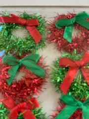 RECOLLECTIONS ADHESIVE RED & GREEN CHRISTMAS WREATH W/ BOWS TINSEL WREATHS 6PCS