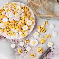 HERZWILD 90Pcs Resin Bee Daisy Flowers Small to Medium, White daisy with bees