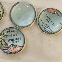 NEW Jest Charming Page Pebbles Looking Glass Maps Scrapbooks Crafts .75″ – H