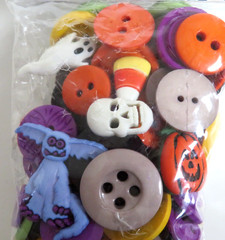 2 NEW Packs of Assorted HALLOWEEN BUTTONS Dress It Up & Daisy D’s CARDS & CRAFTS