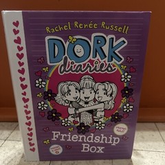 DORK DIARIES: FRIENDSHIP KIT By Rachel Renee Russell Hardcover Scrapbook Rare