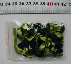SATIN 10-12mm 20 BLACK ROSES – 23mm long Satin Green Leaves VerCpbrd