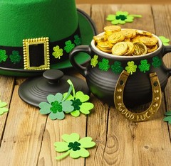 500 Pack St Patricks Day Shamrock Stickers Roll Green Glitter Clover Crafts
