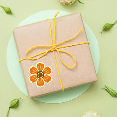 500 Pcs Floral Shape Stickers Roll 1.2 Inch Waterproof Self-Adhesive Labels