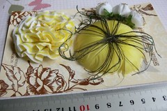 YELLOW Feather & WHITE Glitter Roses 5 Flower Pk – Fascinator 22-75mm Manor Hse