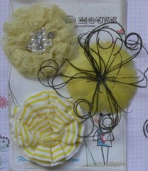 YELLOW Feather & WHITE Fabric Lace 3 Flower Pk – Fascinator 60-75mm Manor House
