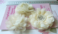 CREAM Fabric Lace Organza – Pearl/Rhinestone Centre 3 Flower Mix 65-85 mm MH