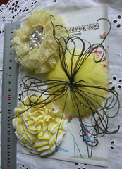 YELLOW Feather & WHITE Fabric Lace 3 Flower Pk – Fascinator 60-75mm Manor House