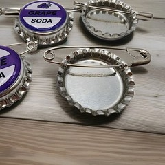 Set of 5 – Replica ELLIE BADGE GRAPE SODA BOTTLECAP PIN! «UP» 1:1 Replica Up Pin