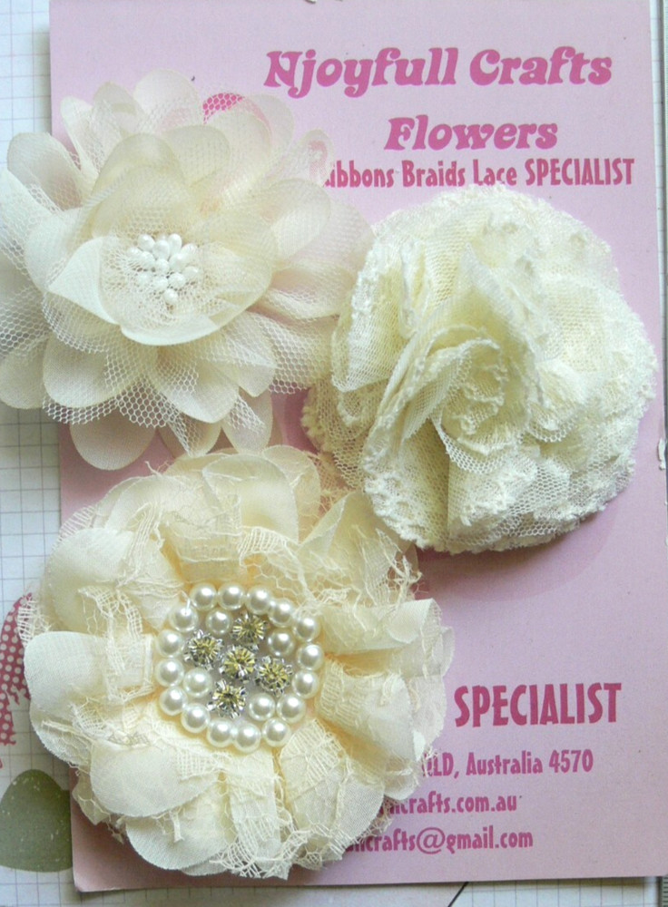 CREAM Fabric Lace Organza – Pearl/Rhinestone Centre 3 Flower Mix 65-85 mm MH