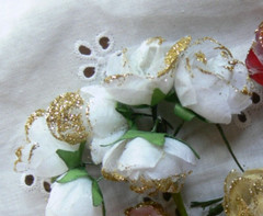 WHITE & GOLD Glitter Mini ROSES – 12 Pk FABRIC 20mm Across Wire Stems 5-7cm MHZ