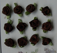 SATIN 10-12mm 20 BLACK ROSES – 23mm long Satin Green Leaves VerCpbrd