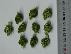 SATIN 14-15mm 10 MOSS GREEN ROSES – 25mm long Satin Green Leaves VerCpbrd
