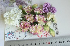 Roses Carnations ORCHID PLUM & CREAM 17 Flowers PAPER & SILK 20-30mm VD1
