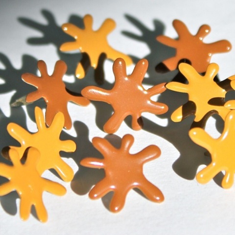MUD SPLAT SCRAPBOOKING DECORATIVE BRADS EYELET OUTLET 8 PCS 2 COLORS