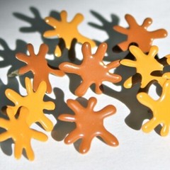 MUD SPLAT SCRAPBOOKING DECORATIVE BRADS EYELET OUTLET 8 PCS 2 COLORS