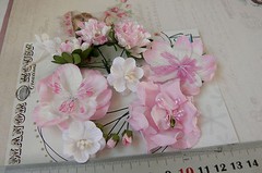SOFT PINK & WHITE – 9 Flowers & 5 Rose Buds 6 Styles = PAPER Flowers 5-55mm VB4