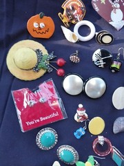 A real athenic fake set of jewelry plastic metal I’m pretty things