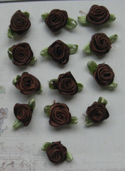 SATIN 12-15mm 13 DARK BROWN ROSES – 25mm long Satin Green Leaves VerCpbrd
