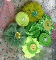 FABRIC Mini Flowers GREEN Mix – 9 per Pk Mixed Styles 20-25mm Expressions Pet GB