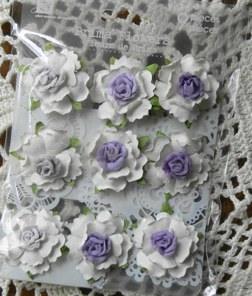 Cottage Blossoms ORCHID & WHITE – 9 Paper Flowers with Leaves 28mm Prima PAm