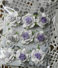 Cottage Blossoms ORCHID & WHITE – 9 Paper Flowers with Leaves 28mm Prima PAm