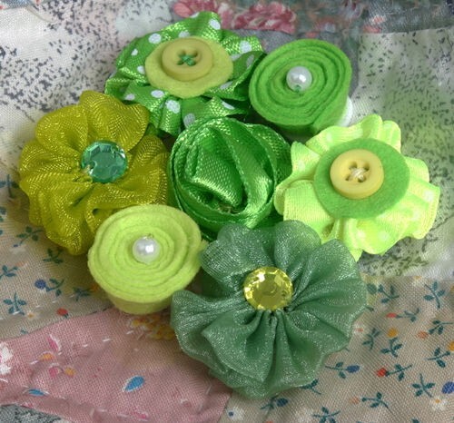 FABRIC Mini Flowers GREEN Mix – 9 per Pk Mixed Styles 20-25mm Expressions Pet GB