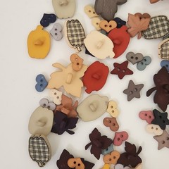 UNUSED Decorative Buttons AUTUMN FALL LEAVES PUMPKINS Crafts Sewing Scrapbook