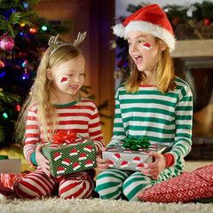 1000 Christmas Stickers: 500 Glitter Santa Hat & 500 Green Tree Decals