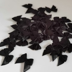 Micomon 50pcs 1.2-Inch Mini Ribbon Bows for Crafts Small 3/8″ ribbon, black