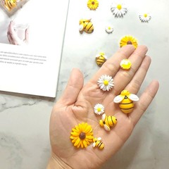 DANUDON 100PCS Mini Bees for Crafts Resin Bee Daisy Flowers yellow, white