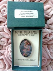 BUTTERMILK LANE Real Pressed Flower NIB Pin Brooch New in Box 1″ x 1 1/2″ purple