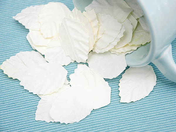 LEAVES – CREAM MEDIUM x 50 Pack Paper – 35mmLong x 25mmWide Manor House