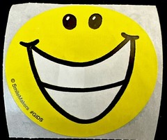 HAPPY FACE STICKER✨😃😀😃😁😃✨2 1/2” X 2 1/2”✨VERY CUTE✨💛✨💫